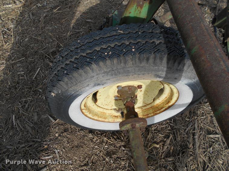 image for item DF9122 John Deere 851 hay rake