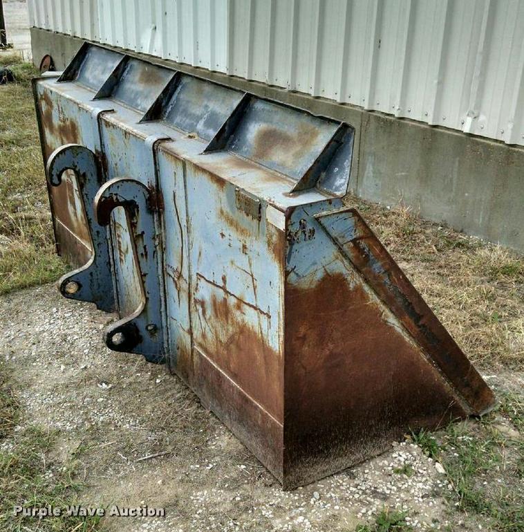 image for item F1576 Arrow telehandler bucket