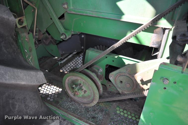 image for item G7498 1998 John Deere 9610 combine