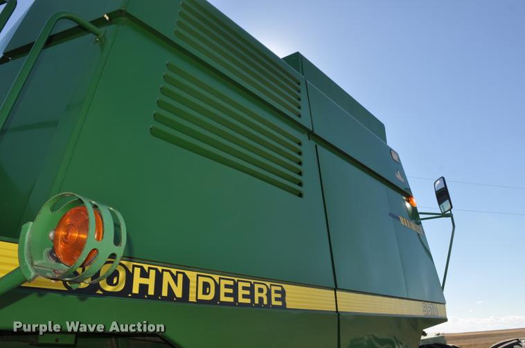 image for item G7498 1998 John Deere 9610 combine