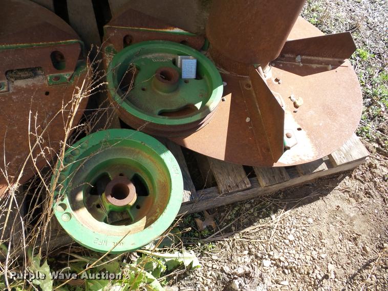 image for item J8691 John Deere straw spreader