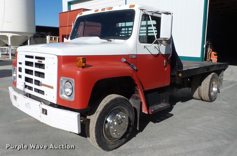 image for item J8692 1989 International S1600 flatbed truck