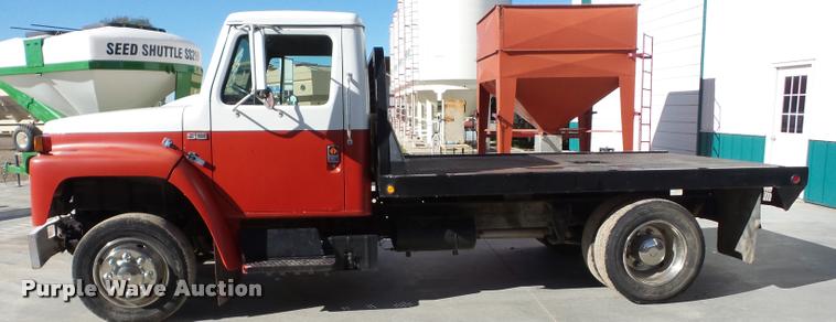 image for item J8692 1989 International S1600 flatbed truck