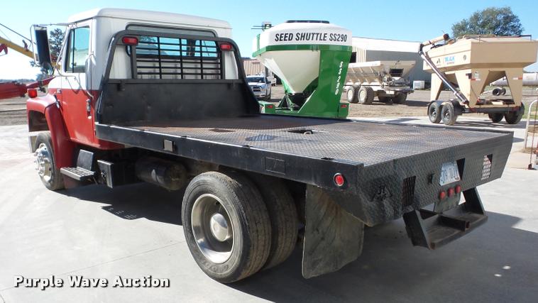 image for item J8692 1989 International S1600 flatbed truck