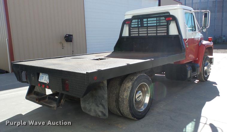 image for item J8692 1989 International S1600 flatbed truck