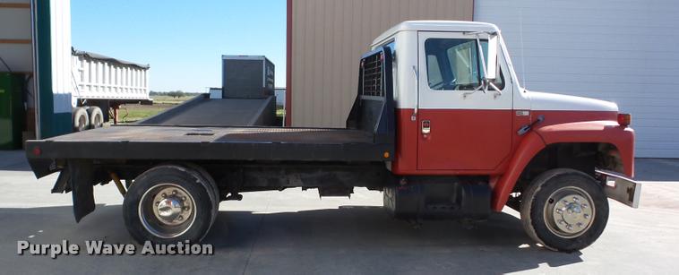 image for item J8692 1989 International S1600 flatbed truck
