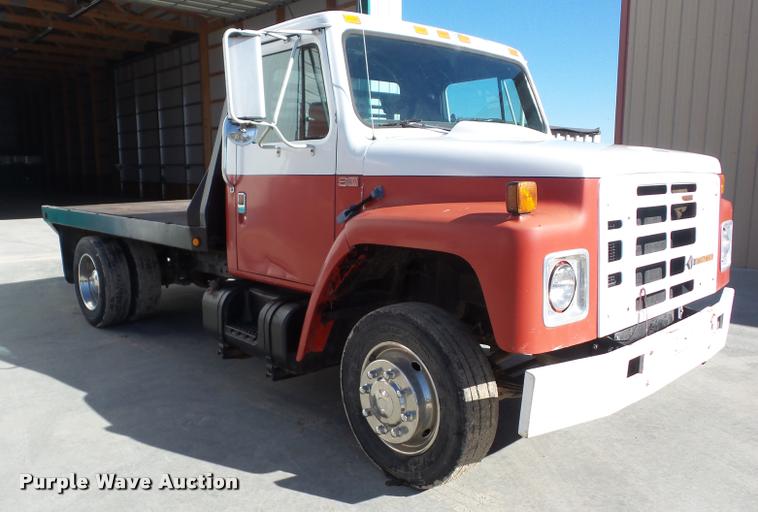 image for item J8692 1989 International S1600 flatbed truck