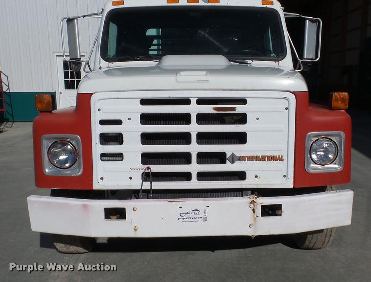 image for item J8692 1989 International S1600 flatbed truck