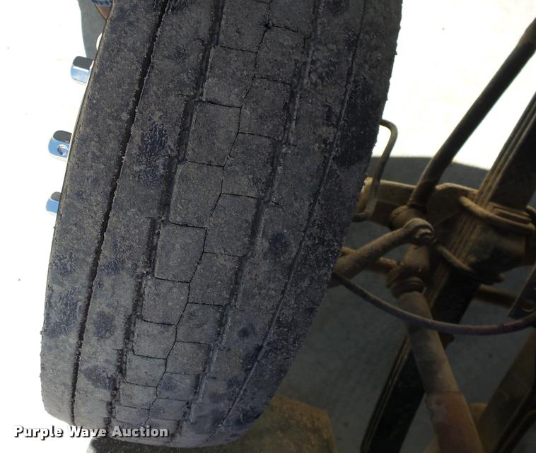 image for item J8692 1989 International S1600 flatbed truck