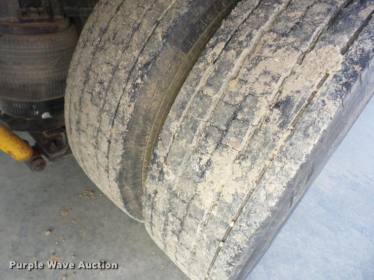 image for item J8692 1989 International S1600 flatbed truck