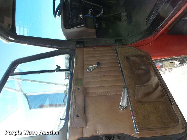 image for item J8692 1989 International S1600 flatbed truck