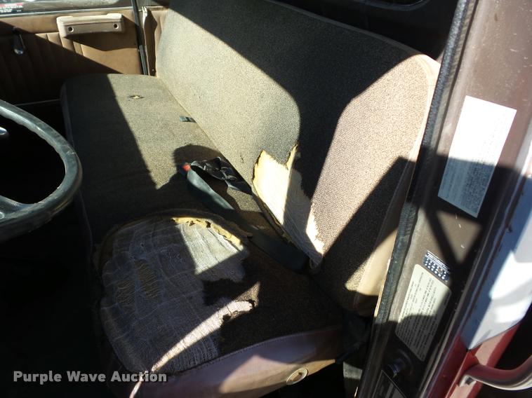 image for item J8692 1989 International S1600 flatbed truck