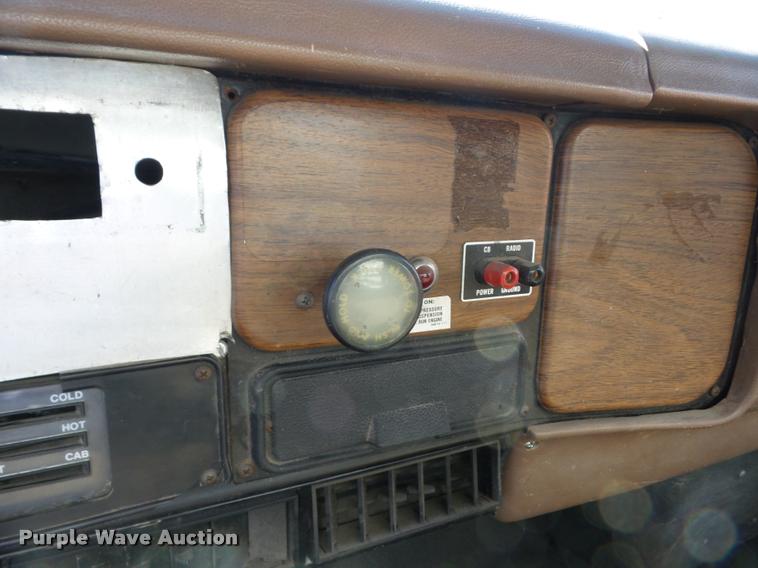 image for item J8692 1989 International S1600 flatbed truck