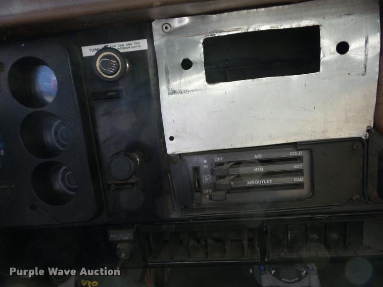 image for item J8692 1989 International S1600 flatbed truck