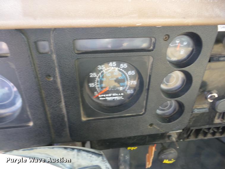 image for item J8692 1989 International S1600 flatbed truck