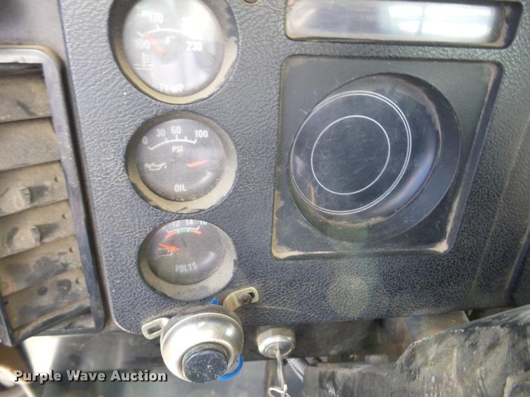 image for item J8692 1989 International S1600 flatbed truck