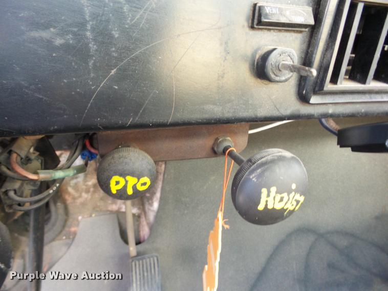 image for item J8692 1989 International S1600 flatbed truck