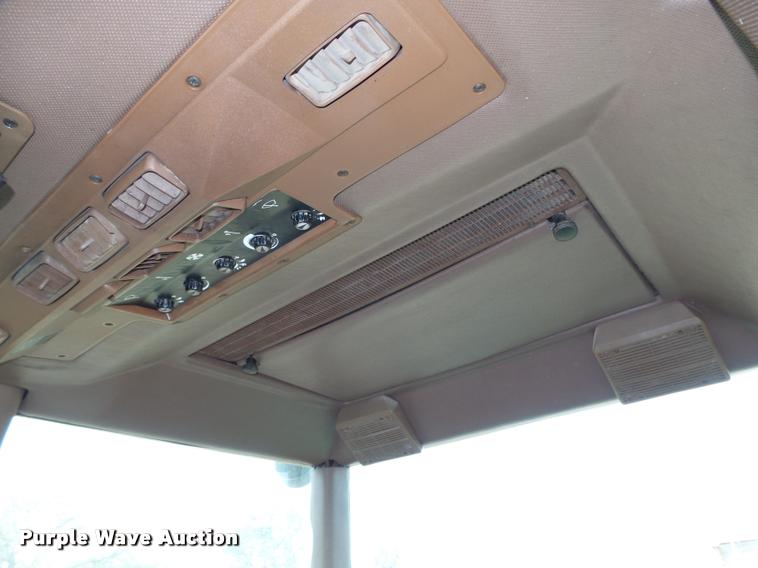 image for item L4101 1982 John Deere 8650 4WD tractor