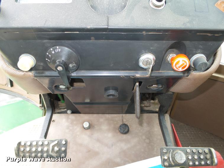 image for item L4101 1982 John Deere 8650 4WD tractor