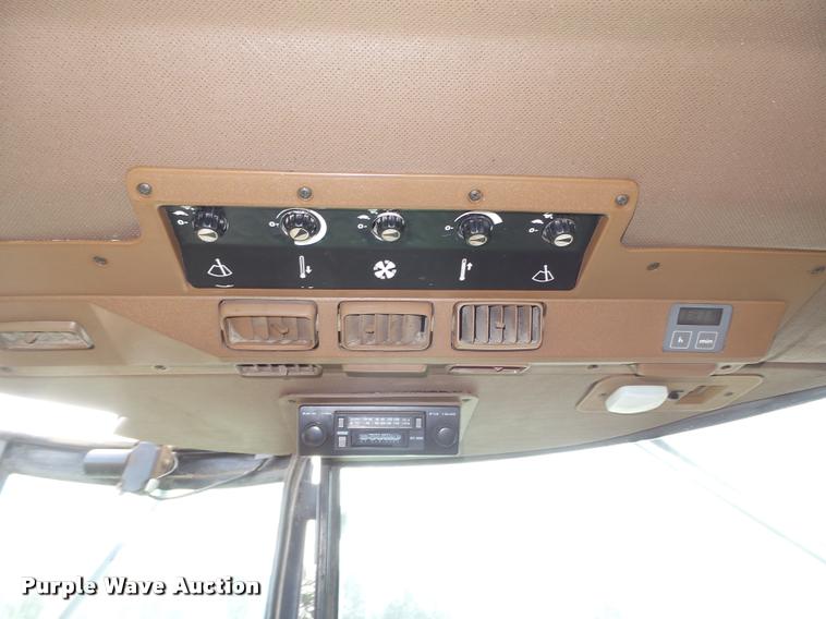 image for item L4101 1982 John Deere 8650 4WD tractor