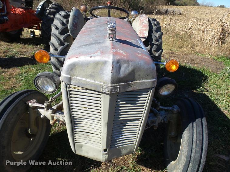 image for item L7153 1950 Massey-Ferguson T020 tractor