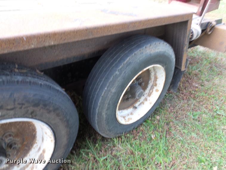 image for item AX9059 2006 Towmaster Trail King T-14DP equipment trailer