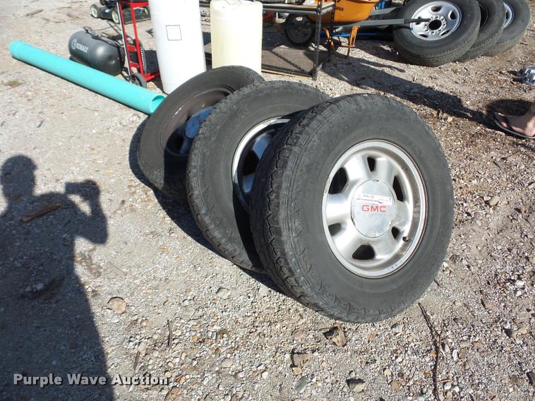 image for item BG9600 (4) 255/70R16 tires and wheels