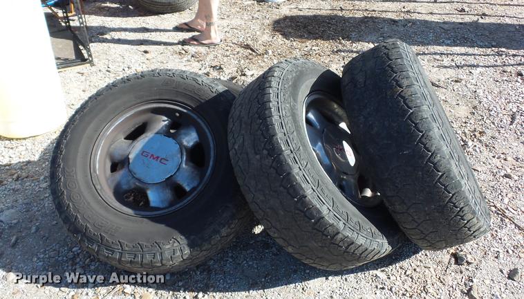 image for item BG9600 (4) 255/70R16 tires and wheels