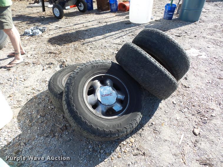 image for item BG9600 (4) 255/70R16 tires and wheels