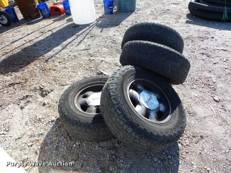 image for item BG9600 (4) 255/70R16 tires and wheels