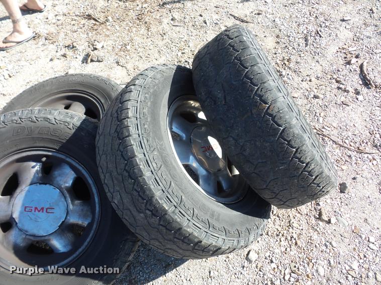 image for item BG9600 (4) 255/70R16 tires and wheels