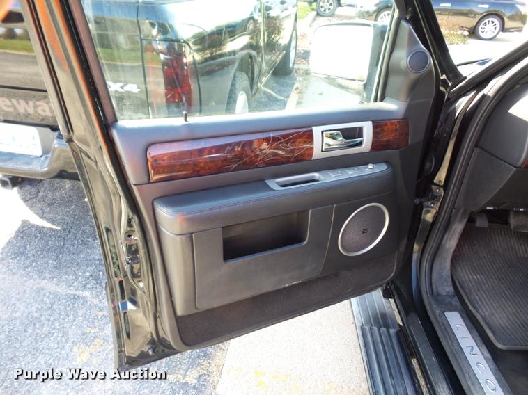 image for item BG9610 2006 Lincoln Navigator SUV