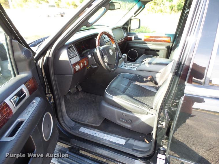 image for item BG9610 2006 Lincoln Navigator SUV