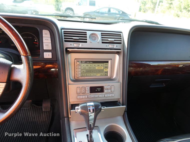 image for item BG9610 2006 Lincoln Navigator SUV