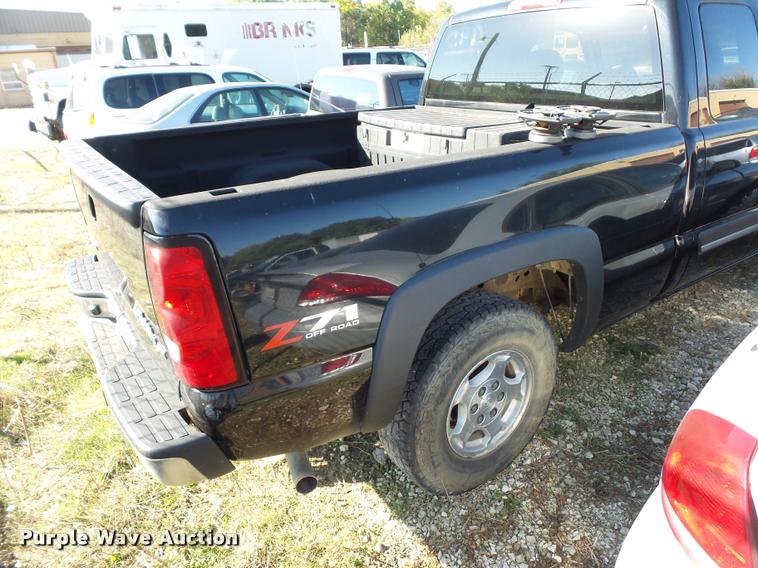 image for item BG9656 2004 Chevrolet Silverado 1500 Z71 Ext. Cab pickup truck