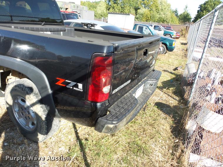 image for item BG9656 2004 Chevrolet Silverado 1500 Z71 Ext. Cab pickup truck