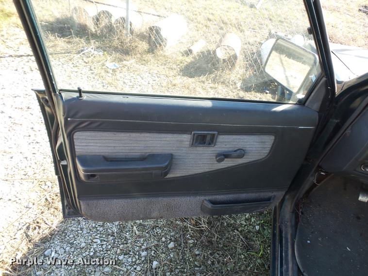 image for item BG9659 1993 Mitsubishi Mighty Max Sport pickup truck