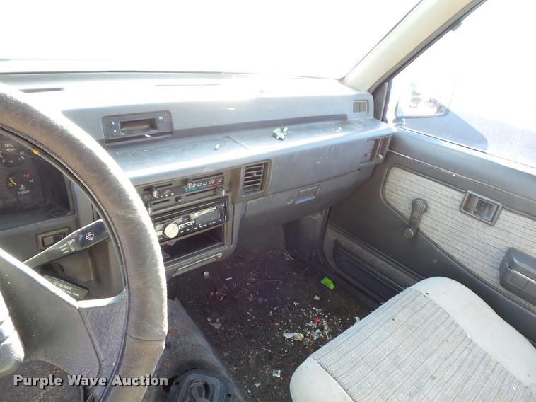 image for item BG9659 1993 Mitsubishi Mighty Max Sport pickup truck