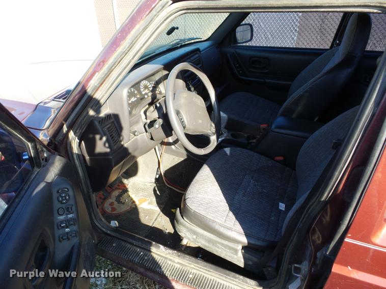 image for item BG9662 2001 Jeep Cherokee SUV