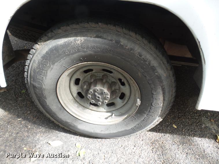 image for item BZ9223 2000 Ford F250 Super Duty utility truck