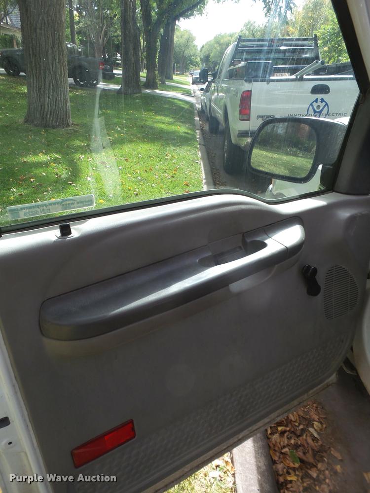 image for item BZ9223 2000 Ford F250 Super Duty utility truck