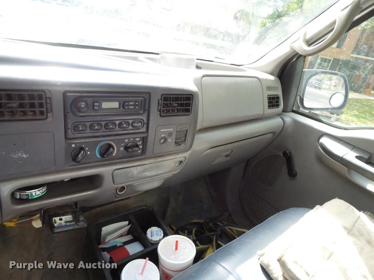 image for item BZ9223 2000 Ford F250 Super Duty utility truck