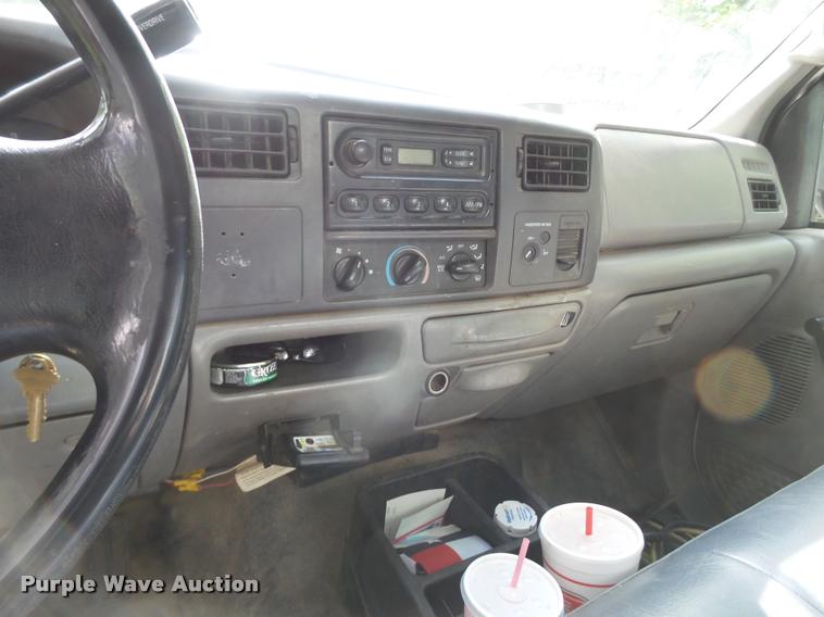 image for item BZ9223 2000 Ford F250 Super Duty utility truck