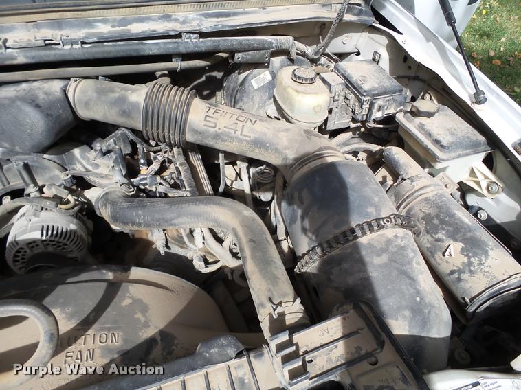 image for item BZ9223 2000 Ford F250 Super Duty utility truck