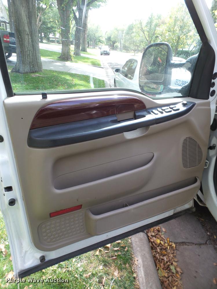 image for item BZ9224 2006 Ford F350 Super Duty Crew Cab pickup truck