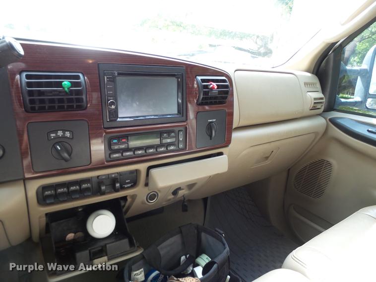 image for item BZ9224 2006 Ford F350 Super Duty Crew Cab pickup truck