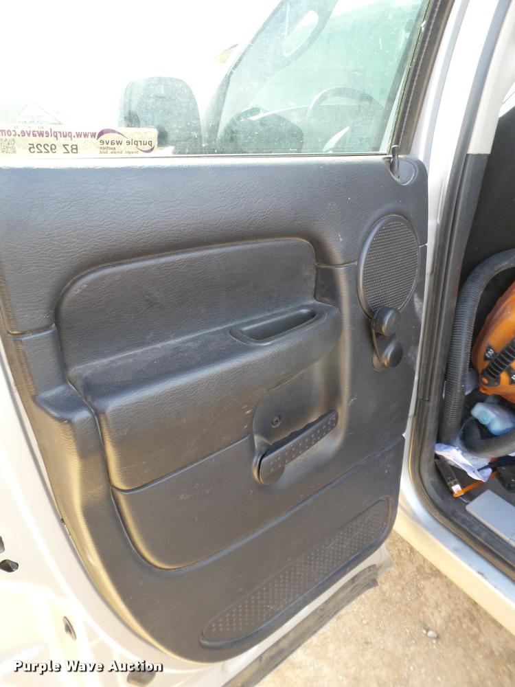 image for item BZ9225 2004 Dodge Ram 1500 Quad Cab pickup truck