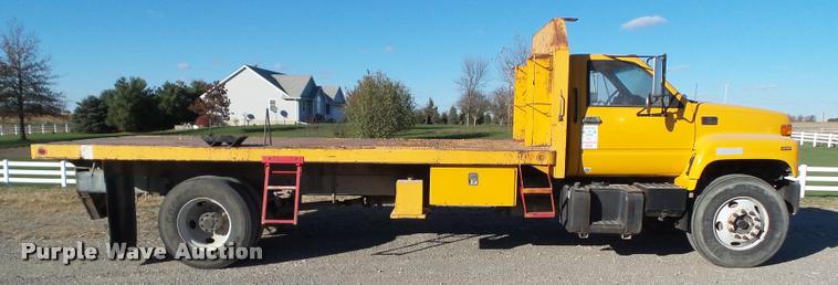 image for item BZ9939 2000 Chevrolet C7500 flatbed truck