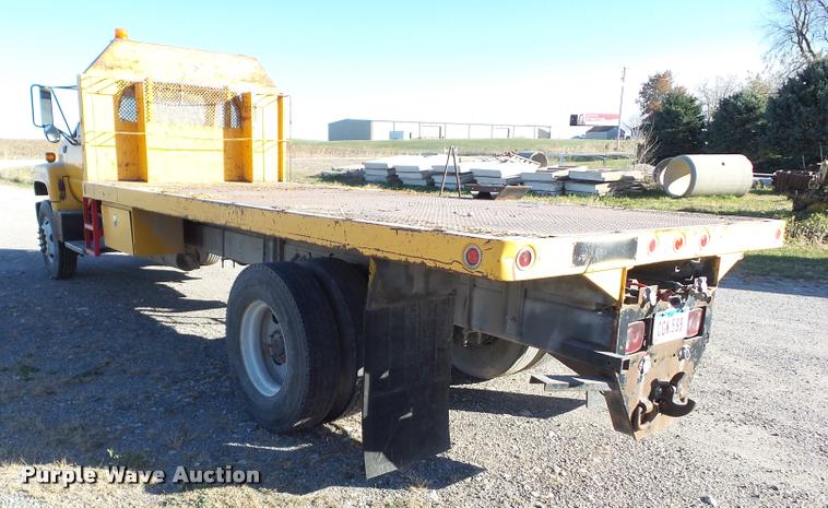 image for item BZ9939 2000 Chevrolet C7500 flatbed truck