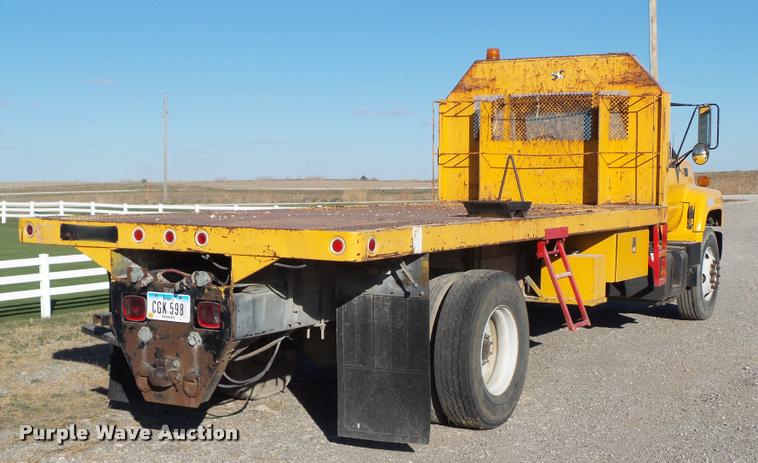 image for item BZ9939 2000 Chevrolet C7500 flatbed truck